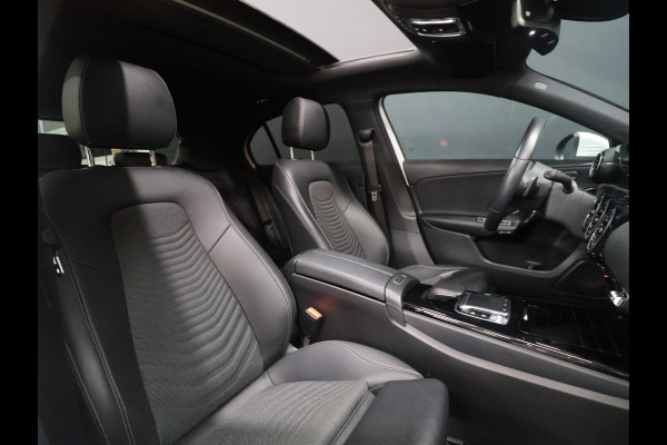 Mercedes-Benz A-Klasse 180 Sport *WEEKAANBIEDING* [SCHUIFKANTELDAK, CRUISE CONTROL, CAMERA, PDC 360, APPLE CARPLAY, ANDROID AUTO, STOELVERWARMING, NIEUWSTAAT]