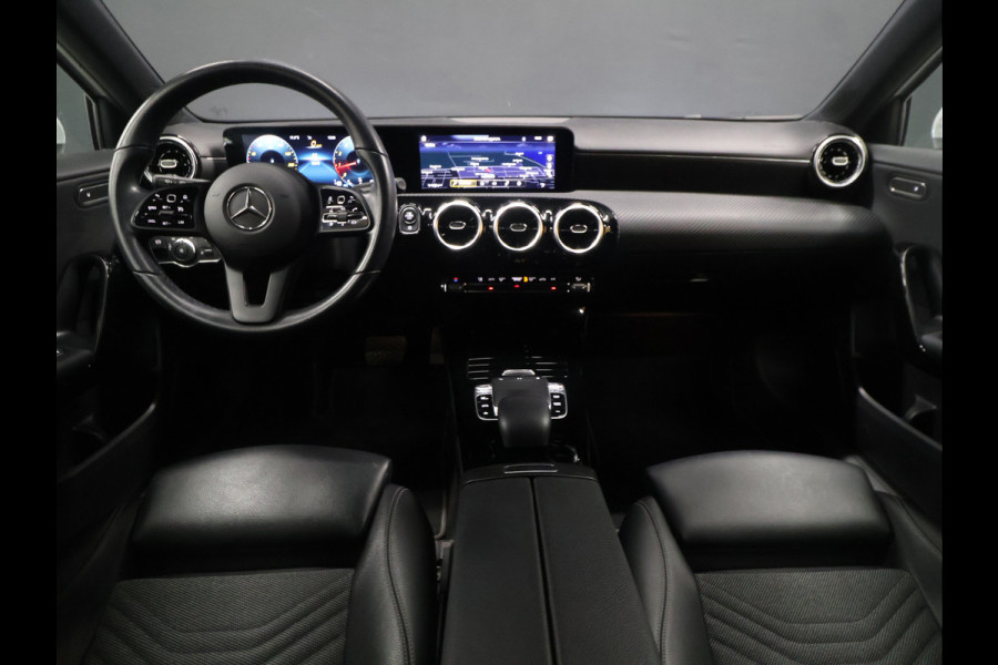 Mercedes-Benz A-Klasse 180 Sport *WEEKAANBIEDING* [SCHUIFKANTELDAK, CRUISE CONTROL, CAMERA, PDC 360, APPLE CARPLAY, ANDROID AUTO, STOELVERWARMING, NIEUWSTAAT]