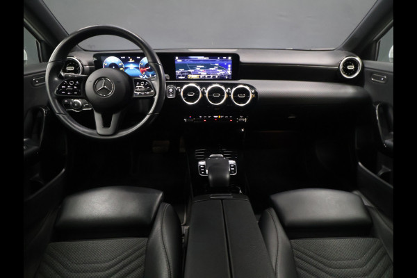 Mercedes-Benz A-Klasse 180 Sport *WEEKAANBIEDING* [SCHUIFKANTELDAK, CRUISE CONTROL, CAMERA, PDC 360, APPLE CARPLAY, ANDROID AUTO, STOELVERWARMING, NIEUWSTAAT]