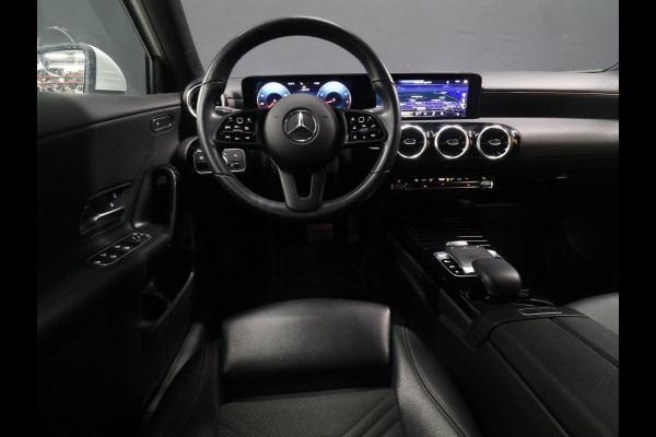 Mercedes-Benz A-Klasse 180 Sport *WEEKAANBIEDING* [SCHUIFKANTELDAK, CRUISE CONTROL, CAMERA, PDC 360, APPLE CARPLAY, ANDROID AUTO, STOELVERWARMING, NIEUWSTAAT]