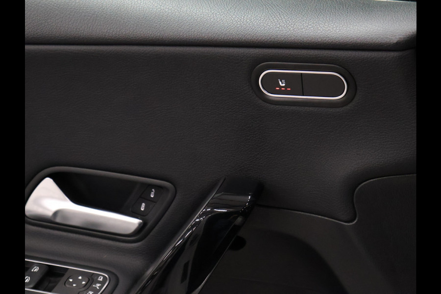 Mercedes-Benz A-Klasse 180 Sport *WEEKAANBIEDING* [SCHUIFKANTELDAK, CRUISE CONTROL, CAMERA, PDC 360, APPLE CARPLAY, ANDROID AUTO, STOELVERWARMING, NIEUWSTAAT]