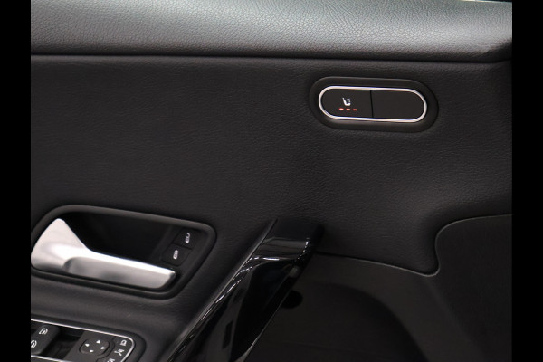 Mercedes-Benz A-Klasse 180 Sport *WEEKAANBIEDING* [SCHUIFKANTELDAK, CRUISE CONTROL, CAMERA, PDC 360, APPLE CARPLAY, ANDROID AUTO, STOELVERWARMING, NIEUWSTAAT]