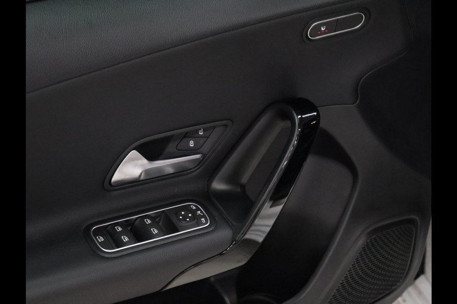 Mercedes-Benz A-Klasse 180 Sport *WEEKAANBIEDING* [SCHUIFKANTELDAK, CRUISE CONTROL, CAMERA, PDC 360, APPLE CARPLAY, ANDROID AUTO, STOELVERWARMING, NIEUWSTAAT]