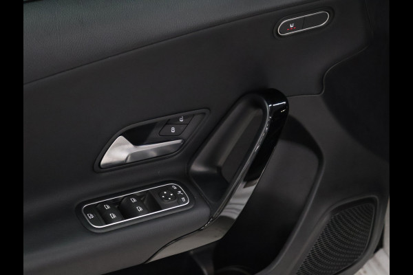 Mercedes-Benz A-Klasse 180 Sport *WEEKAANBIEDING* [SCHUIFKANTELDAK, CRUISE CONTROL, CAMERA, PDC 360, APPLE CARPLAY, ANDROID AUTO, STOELVERWARMING, NIEUWSTAAT]