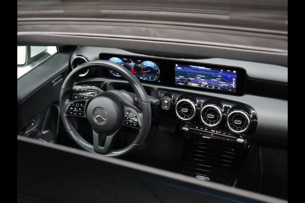Mercedes-Benz A-Klasse 180 Sport *WEEKAANBIEDING* [SCHUIFKANTELDAK, CRUISE CONTROL, CAMERA, PDC 360, APPLE CARPLAY, ANDROID AUTO, STOELVERWARMING, NIEUWSTAAT]