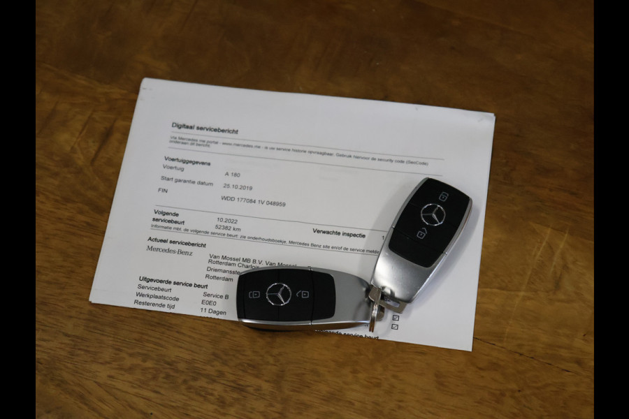 Mercedes-Benz A-Klasse 180 Sport *WEEKAANBIEDING* [SCHUIFKANTELDAK, CRUISE CONTROL, CAMERA, PDC 360, APPLE CARPLAY, ANDROID AUTO, STOELVERWARMING, NIEUWSTAAT]