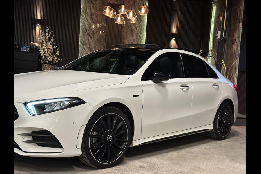 Mercedes-Benz A-Klasse 250 e AMG|Black pakket|PANO|BOMVOL! Mercedes-Benz A-Klasse 250 e AMG|Black pakket|PANO|BOMVOL!