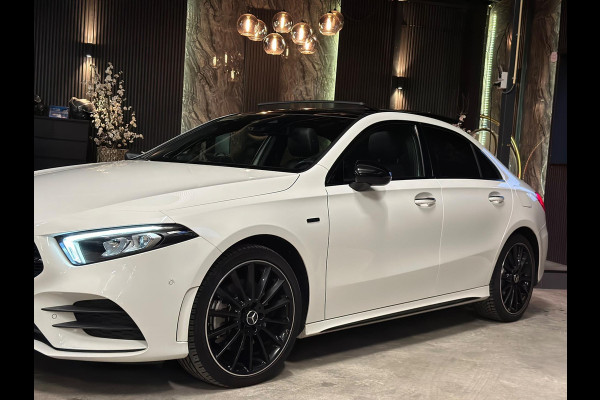 Mercedes-Benz A-Klasse 250 e AMG|Black pakket|PANO|BOMVOL! Mercedes-Benz A-Klasse 250 e AMG|Black pakket|PANO|BOMVOL!