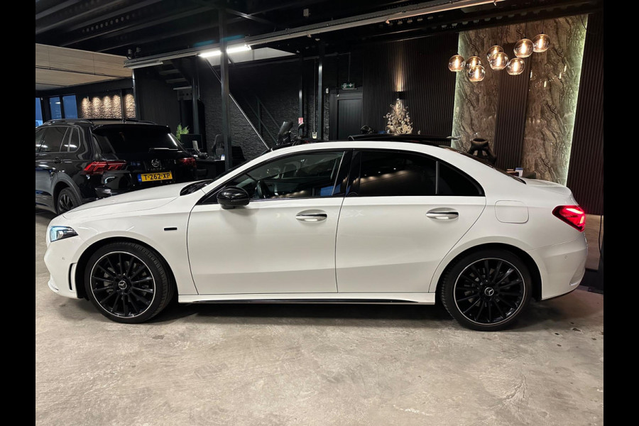 Mercedes-Benz A-Klasse 250 e AMG|Black pakket|PANO|BOMVOL! Mercedes-Benz A-Klasse 250 e AMG|Black pakket|PANO|BOMVOL!