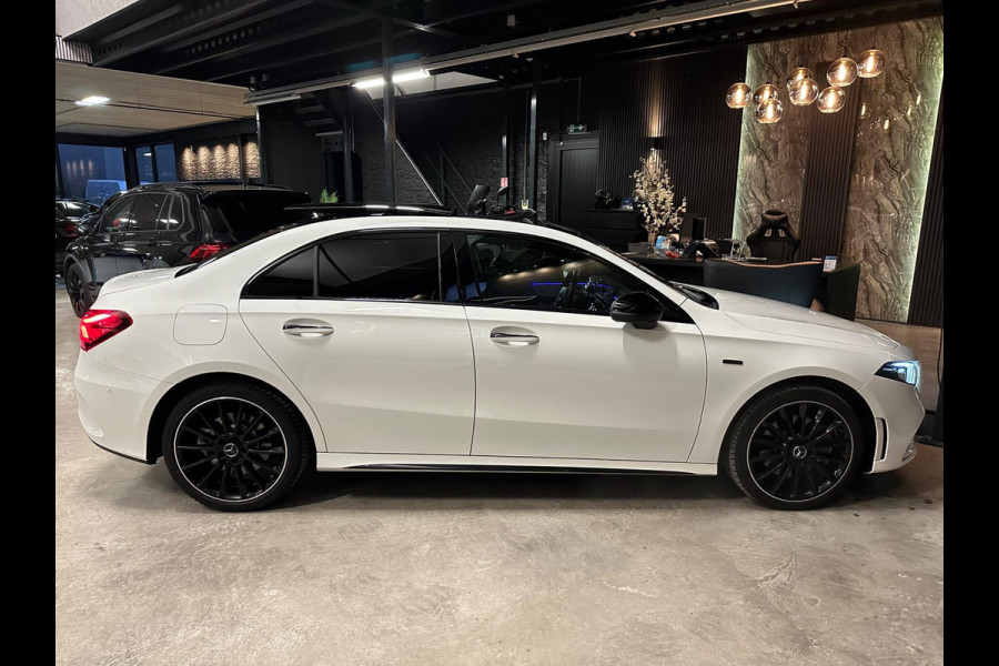 Mercedes-Benz A-Klasse 250 e AMG|Black pakket|PANO|BOMVOL! Mercedes-Benz A-Klasse 250 e AMG|Black pakket|PANO|BOMVOL!