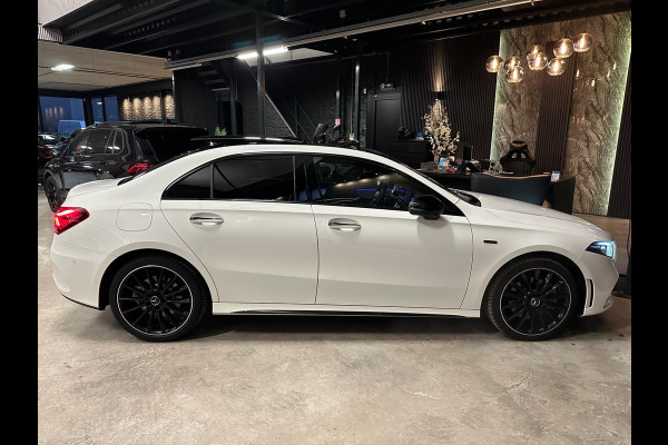 Mercedes-Benz A-Klasse 250 e AMG|Black pakket|PANO|BOMVOL! Mercedes-Benz A-Klasse 250 e AMG|Black pakket|PANO|BOMVOL!