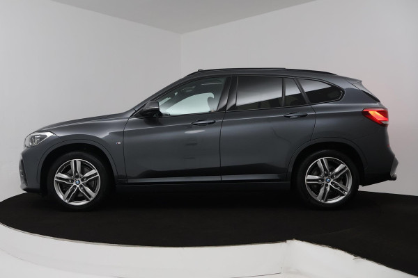BMW X1 SDrive20i High Executive Edition (PANORAMADAK, STOELVERWARMING, HEAD-UP, CRUISE CONTROL, PARKEERSENSOREN, DEALER ONDERHOUD) BMW X1 SDrive20i High Executive Edition (PANORAMADAK, STOELVERWARMING, HEAD-UP, CRUISE CONTROL, PARKEERSENSOREN, DEALER ONDERHOUD)
