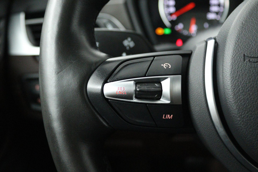 BMW X1 SDrive20i High Executive Edition (PANORAMADAK, STOELVERWARMING, HEAD-UP, CRUISE CONTROL, PARKEERSENSOREN, DEALER ONDERHOUD) BMW X1 SDrive20i High Executive Edition (PANORAMADAK, STOELVERWARMING, HEAD-UP, CRUISE CONTROL, PARKEERSENSOREN, DEALER ONDERHOUD)