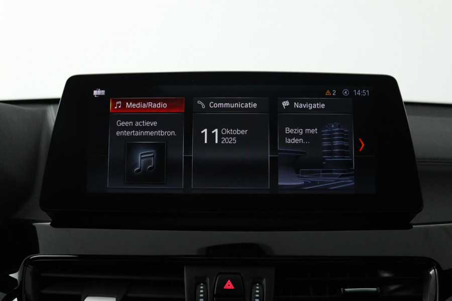 BMW X1 SDrive20i High Executive Edition (PANORAMADAK, STOELVERWARMING, HEAD-UP, CRUISE CONTROL, PARKEERSENSOREN, DEALER ONDERHOUD) BMW X1 SDrive20i High Executive Edition (PANORAMADAK, STOELVERWARMING, HEAD-UP, CRUISE CONTROL, PARKEERSENSOREN, DEALER ONDERHOUD)