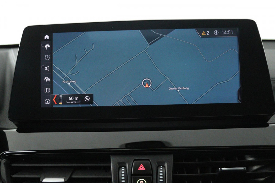 BMW X1 SDrive20i High Executive Edition (PANORAMADAK, STOELVERWARMING, HEAD-UP, CRUISE CONTROL, PARKEERSENSOREN, DEALER ONDERHOUD) BMW X1 SDrive20i High Executive Edition (PANORAMADAK, STOELVERWARMING, HEAD-UP, CRUISE CONTROL, PARKEERSENSOREN, DEALER ONDERHOUD)