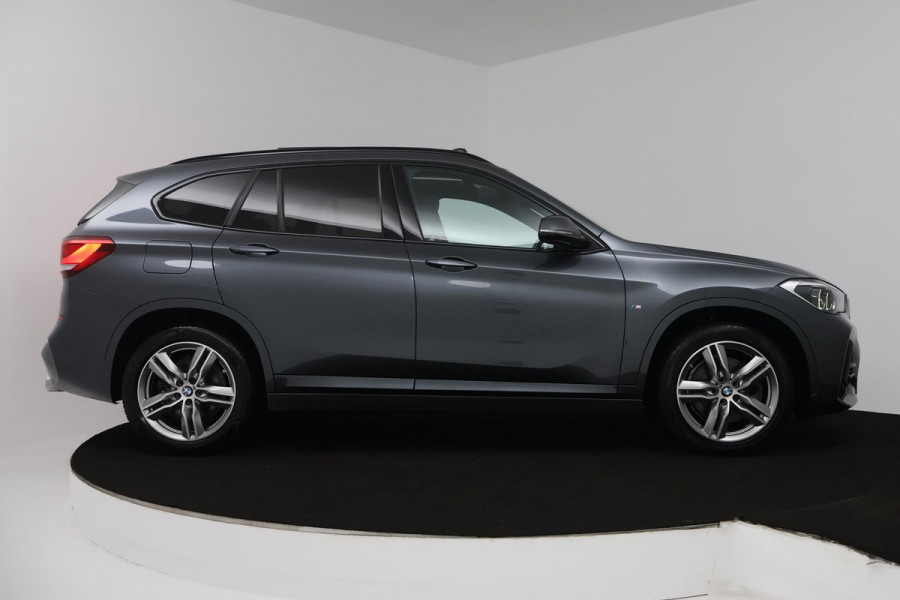 BMW X1 SDrive20i High Executive Edition (PANORAMADAK, STOELVERWARMING, HEAD-UP, CRUISE CONTROL, PARKEERSENSOREN, DEALER ONDERHOUD) BMW X1 SDrive20i High Executive Edition (PANORAMADAK, STOELVERWARMING, HEAD-UP, CRUISE CONTROL, PARKEERSENSOREN, DEALER ONDERHOUD)
