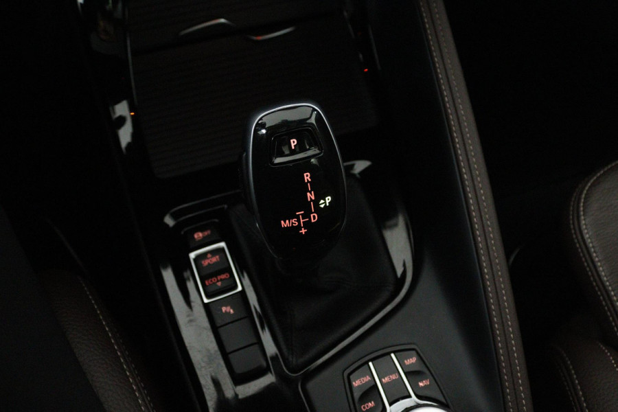 BMW X1 SDrive20i High Executive Edition (PANORAMADAK, STOELVERWARMING, HEAD-UP, CRUISE CONTROL, PARKEERSENSOREN, DEALER ONDERHOUD) BMW X1 SDrive20i High Executive Edition (PANORAMADAK, STOELVERWARMING, HEAD-UP, CRUISE CONTROL, PARKEERSENSOREN, DEALER ONDERHOUD)