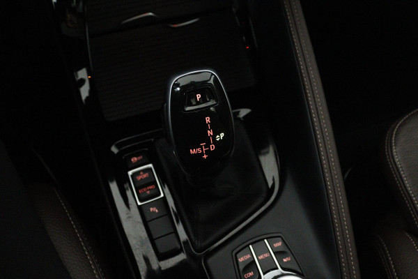 BMW X1 SDrive20i High Executive Edition (PANORAMADAK, STOELVERWARMING, HEAD-UP, CRUISE CONTROL, PARKEERSENSOREN, DEALER ONDERHOUD) BMW X1 SDrive20i High Executive Edition (PANORAMADAK, STOELVERWARMING, HEAD-UP, CRUISE CONTROL, PARKEERSENSOREN, DEALER ONDERHOUD)