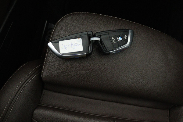 BMW X1 SDrive20i High Executive Edition (PANORAMADAK, STOELVERWARMING, HEAD-UP, CRUISE CONTROL, PARKEERSENSOREN, DEALER ONDERHOUD) BMW X1 SDrive20i High Executive Edition (PANORAMADAK, STOELVERWARMING, HEAD-UP, CRUISE CONTROL, PARKEERSENSOREN, DEALER ONDERHOUD)