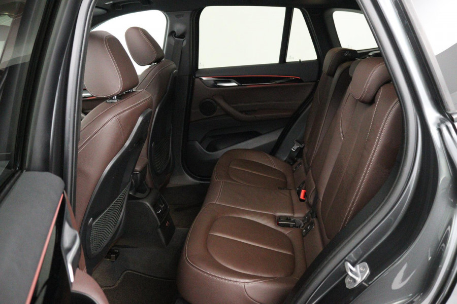 BMW X1 SDrive20i High Executive Edition (PANORAMADAK, STOELVERWARMING, HEAD-UP, CRUISE CONTROL, PARKEERSENSOREN, DEALER ONDERHOUD) BMW X1 SDrive20i High Executive Edition (PANORAMADAK, STOELVERWARMING, HEAD-UP, CRUISE CONTROL, PARKEERSENSOREN, DEALER ONDERHOUD)