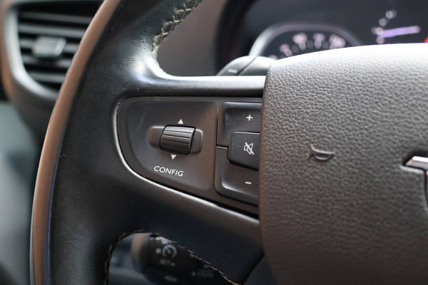 Opel Vivaro 2.0 CDTI L2H1 Innovation | ACC | Camera | Navigatie | F1 Flippers | Carplay | Lederen bekleding | Stoelverwarming | Trekhaak | Dealer onderhouden | Nieuwe APK | NAP Logisch