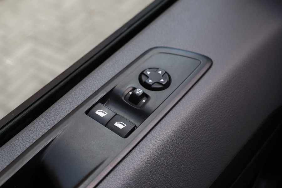 Opel Vivaro 2.0 CDTI L2H1 Innovation | ACC | Camera | Navigatie | F1 Flippers | Carplay | Lederen bekleding | Stoelverwarming | Trekhaak | Dealer onderhouden | Nieuwe APK | NAP Logisch