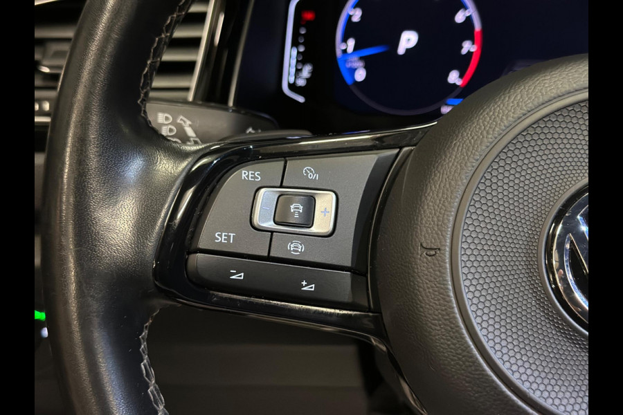 Volkswagen T-Roc 2.0 TSI 4Motion R|PANO|AKRA|FULL OPTIONS Volkswagen T-Roc 2.0 TSI 4Motion R|PANO|AKRA|FULL OPTIONS