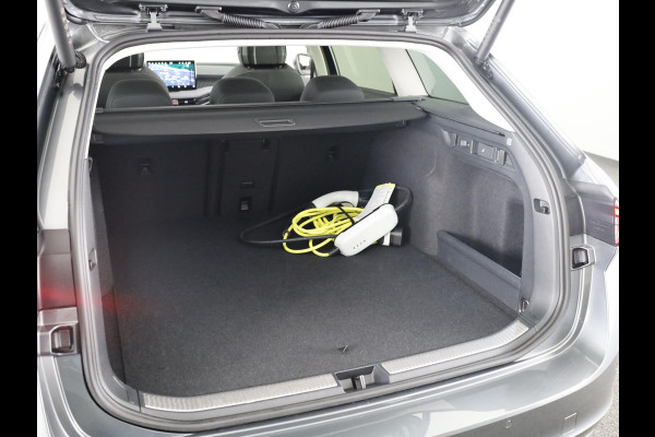 Škoda Superb Combi 1.5 TSI PHEV Business Edition 204 PK PHEV | Verlengde garantie | Panorama dak | Trekhaak | 18" Lm velgen |