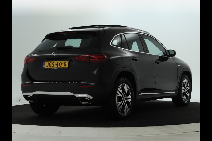 Mercedes-Benz GLA 250 e Plug-In Hybride | Panoramadak | Distronic | Sound system | Parkeerpakket met achteruitrijcamera | Stuur en Stoelverwarming. Inclusief 24 maanden MB Certified garantie voor Europa.