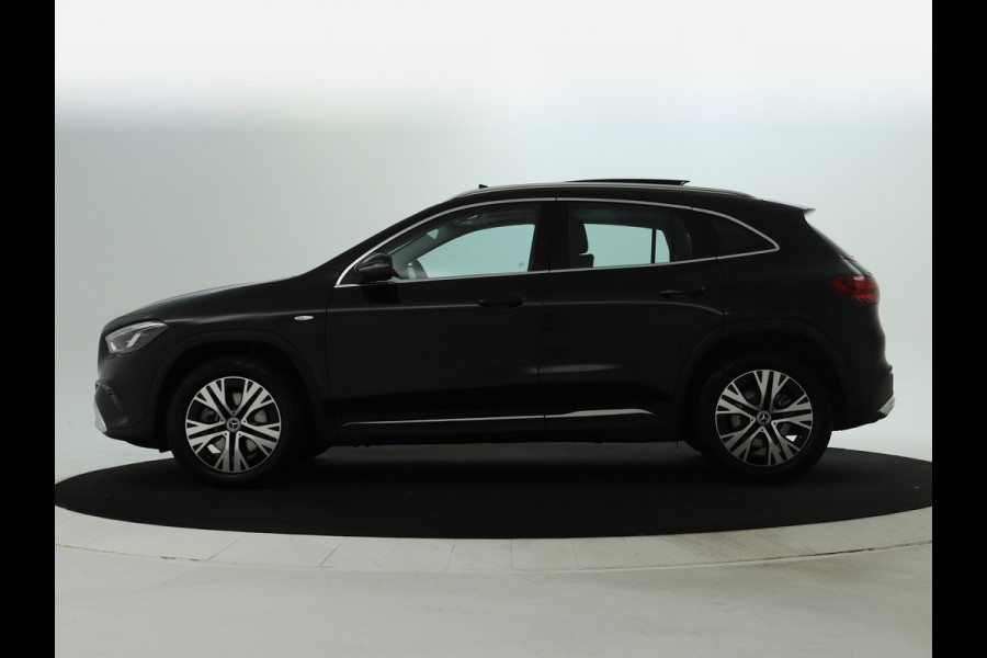 Mercedes-Benz GLA 250 e Plug-In Hybride | Panoramadak | Distronic | Sound system | Parkeerpakket met achteruitrijcamera | Stuur en Stoelverwarming. Inclusief 24 maanden MB Certified garantie voor Europa.