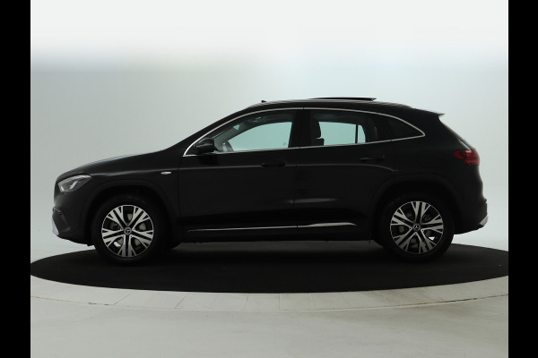 Mercedes-Benz GLA 250 e Plug-In Hybride | Panoramadak | Distronic | Sound system | Parkeerpakket met achteruitrijcamera | Stuur en Stoelverwarming. Inclusief 24 maanden MB Certified garantie voor Europa.