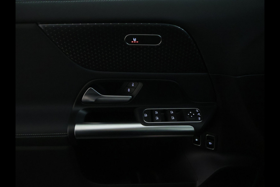 Mercedes-Benz GLA 250 e Plug-In Hybride | Panoramadak | Distronic | Sound system | Parkeerpakket met achteruitrijcamera | Stuur en Stoelverwarming. Inclusief 24 maanden MB Certified garantie voor Europa.