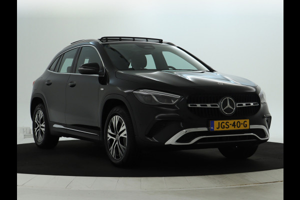 Mercedes-Benz GLA 250 e Plug-In Hybride | Panoramadak | Distronic | Sound system | Parkeerpakket met achteruitrijcamera | Stuur en Stoelverwarming. Inclusief 24 maanden MB Certified garantie voor Europa.