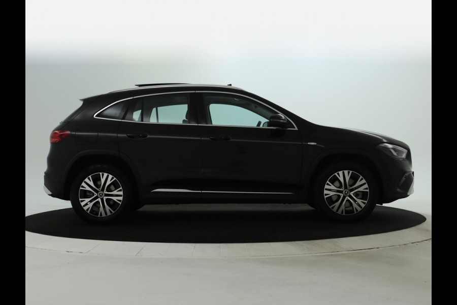 Mercedes-Benz GLA 250 e Plug-In Hybride | Panoramadak | Distronic | Sound system | Parkeerpakket met achteruitrijcamera | Stuur en Stoelverwarming. Inclusief 24 maanden MB Certified garantie voor Europa.