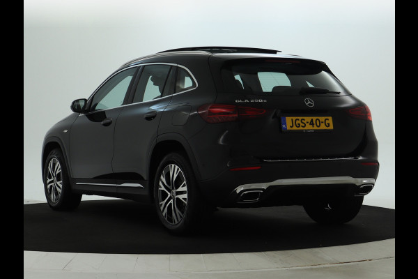 Mercedes-Benz GLA 250 e Plug-In Hybride | Panoramadak | Distronic | Sound system | Parkeerpakket met achteruitrijcamera | Stuur en Stoelverwarming. Inclusief 24 maanden MB Certified garantie voor Europa.