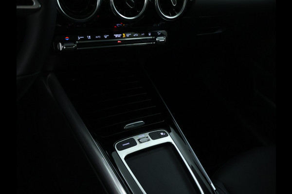 Mercedes-Benz GLA 250 e Plug-In Hybride | Panoramadak | Distronic | Sound system | Parkeerpakket met achteruitrijcamera | Stuur en Stoelverwarming. Inclusief 24 maanden MB Certified garantie voor Europa.