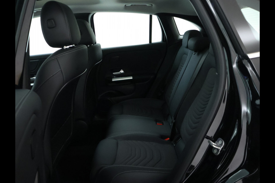 Mercedes-Benz GLA 250 e Plug-In Hybride | Panoramadak | Distronic | Sound system | Parkeerpakket met achteruitrijcamera | Stuur en Stoelverwarming. Inclusief 24 maanden MB Certified garantie voor Europa.
