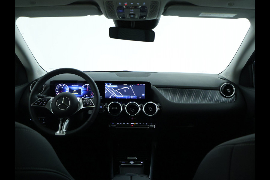Mercedes-Benz GLA 250 e Plug-In Hybride | Panoramadak | Distronic | Sound system | Parkeerpakket met achteruitrijcamera | Stuur en Stoelverwarming. Inclusief 24 maanden MB Certified garantie voor Europa.