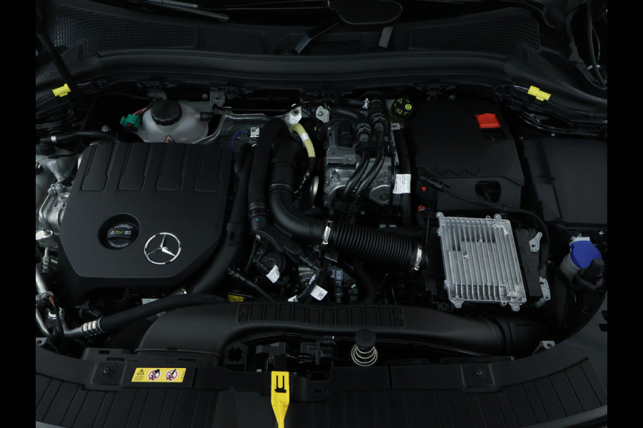 Mercedes-Benz GLA 250 e Plug-In Hybride | Panoramadak | Distronic | Sound system | Parkeerpakket met achteruitrijcamera | Stuur en Stoelverwarming. Inclusief 24 maanden MB Certified garantie voor Europa.