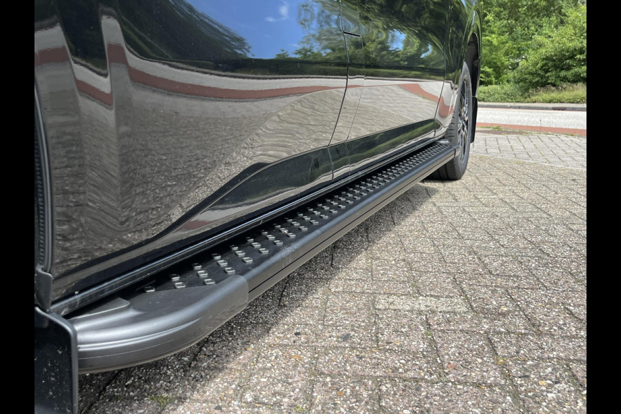 Ford Transit Custom 320 2.5 PHEV L2H1 Black Platinum DC ZUID | Ford Voorraad  | Prijs is excl. BTW incl. BPM  | incl. €4.422,- korting! | Dubbele cabine Snoeks leder | Full led | Dubbele zij-schuifdeur | Direct uit voorraad leverbaar! | Full options