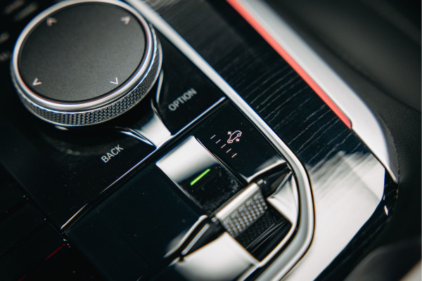 BMW X5 xDrive50e | Volledig M uitgevoerd| Head-up | Verwarmde en verkoelde bekerhouders | Pano |