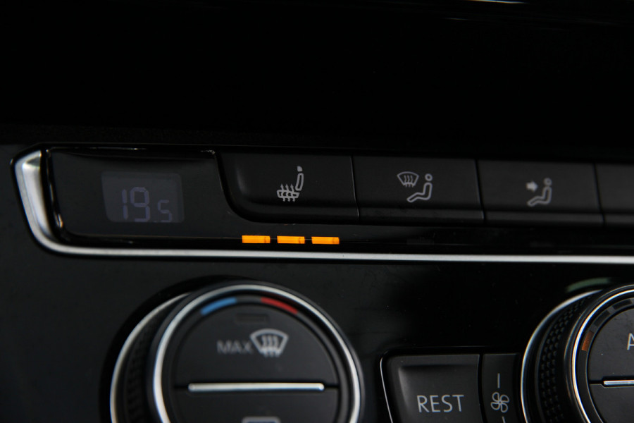 Volkswagen Passat Variant 1.4 TSI GTE Highline Orig. NL | Massage | Carplay | ACC | Keyless | Camera Volkswagen Passat Variant 1.4 TSI GTE Highline Orig. NL | Massage | Carplay | ACC | Keyless | Camera