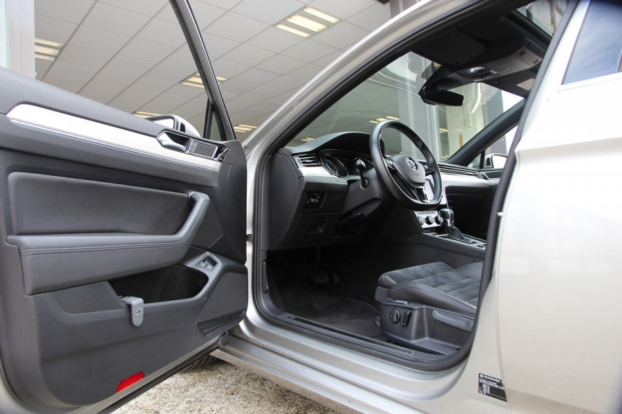 Volkswagen Passat Variant 1.4 TSI GTE Highline Orig. NL | Massage | Carplay | ACC | Keyless | Camera Volkswagen Passat Variant 1.4 TSI GTE Highline Orig. NL | Massage | Carplay | ACC | Keyless | Camera