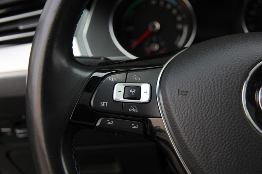 Volkswagen Passat Variant 1.4 TSI GTE Highline Orig. NL | Massage | Carplay | ACC | Keyless | Camera Volkswagen Passat Variant 1.4 TSI GTE Highline Orig. NL | Massage | Carplay | ACC | Keyless | Camera