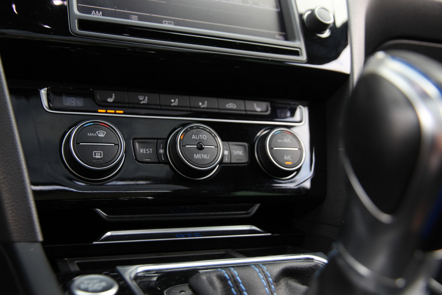 Volkswagen Passat Variant 1.4 TSI GTE Highline Orig. NL | Massage | Carplay | ACC | Keyless | Camera Volkswagen Passat Variant 1.4 TSI GTE Highline Orig. NL | Massage | Carplay | ACC | Keyless | Camera