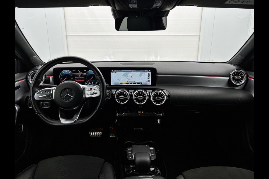 Mercedes-Benz A-Klasse 200 Business AMG (SFEERVERLICHTING, CARPLAY, CAMERA, STOELVERWARMING, 1e EIGENAAR, GOED ONDERHOUDEN)