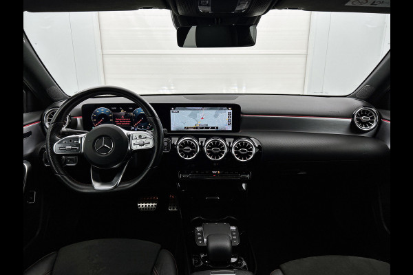 Mercedes-Benz A-Klasse 200 Business AMG (SFEERVERLICHTING, CARPLAY, CAMERA, STOELVERWARMING, 1e EIGENAAR, GOED ONDERHOUDEN)