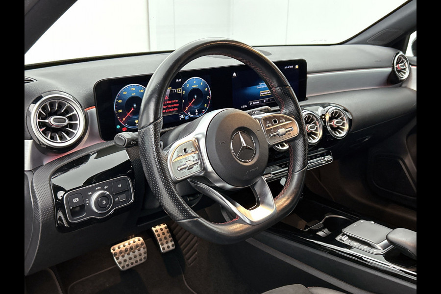 Mercedes-Benz A-Klasse 200 Business AMG (SFEERVERLICHTING, CARPLAY, CAMERA, STOELVERWARMING, 1e EIGENAAR, GOED ONDERHOUDEN)
