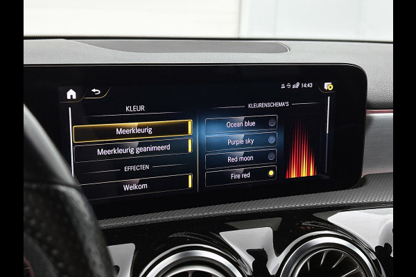 Mercedes-Benz A-Klasse 200 Business AMG (SFEERVERLICHTING, CARPLAY, CAMERA, STOELVERWARMING, 1e EIGENAAR, GOED ONDERHOUDEN)