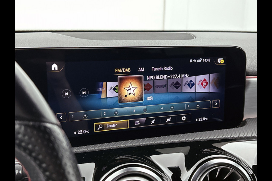 Mercedes-Benz A-Klasse 200 Business AMG (SFEERVERLICHTING, CARPLAY, CAMERA, STOELVERWARMING, 1e EIGENAAR, GOED ONDERHOUDEN)